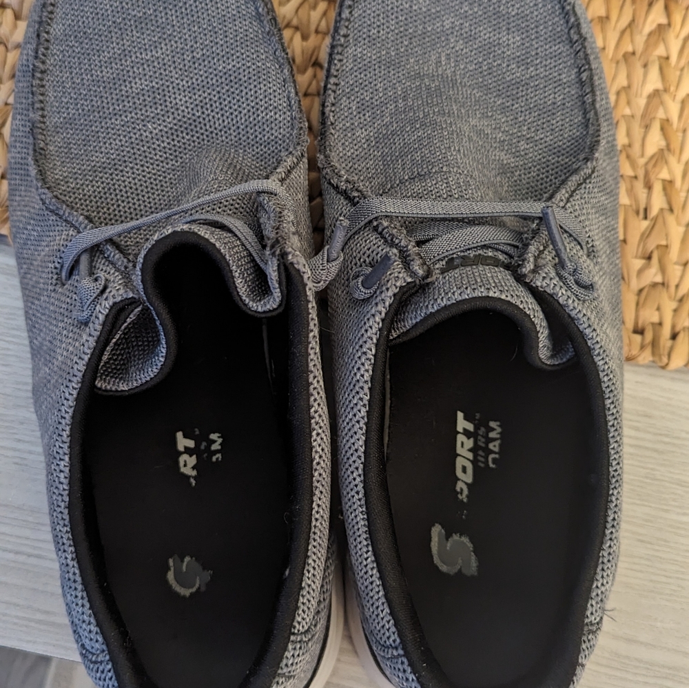 Men's size 13 Sketchers sport shoes.